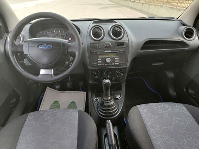 Ford Fiesta 1.4 TDCi 5p. Ghia (8)