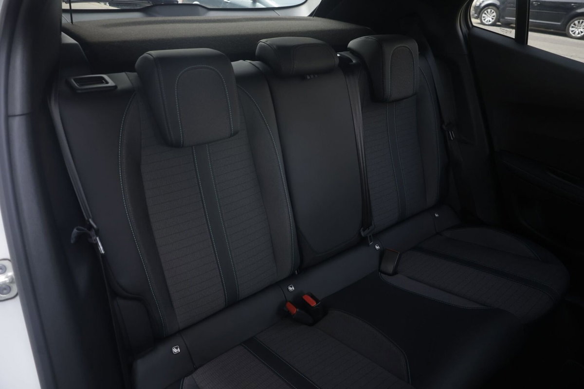 Peugeot 2008 PureTech 130 S&S EAT8 GT Pack (12)