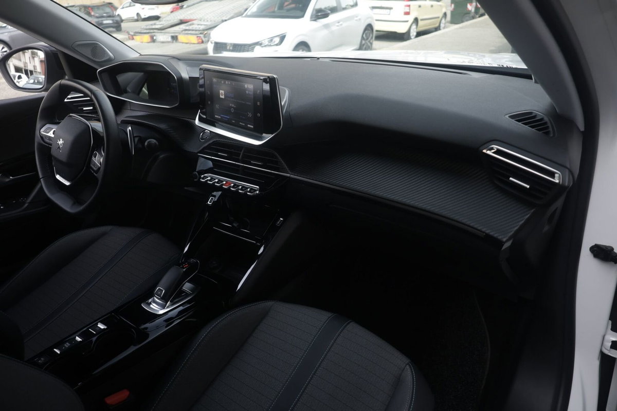 Peugeot 2008 PureTech 130 S&S EAT8 GT Pack (9)