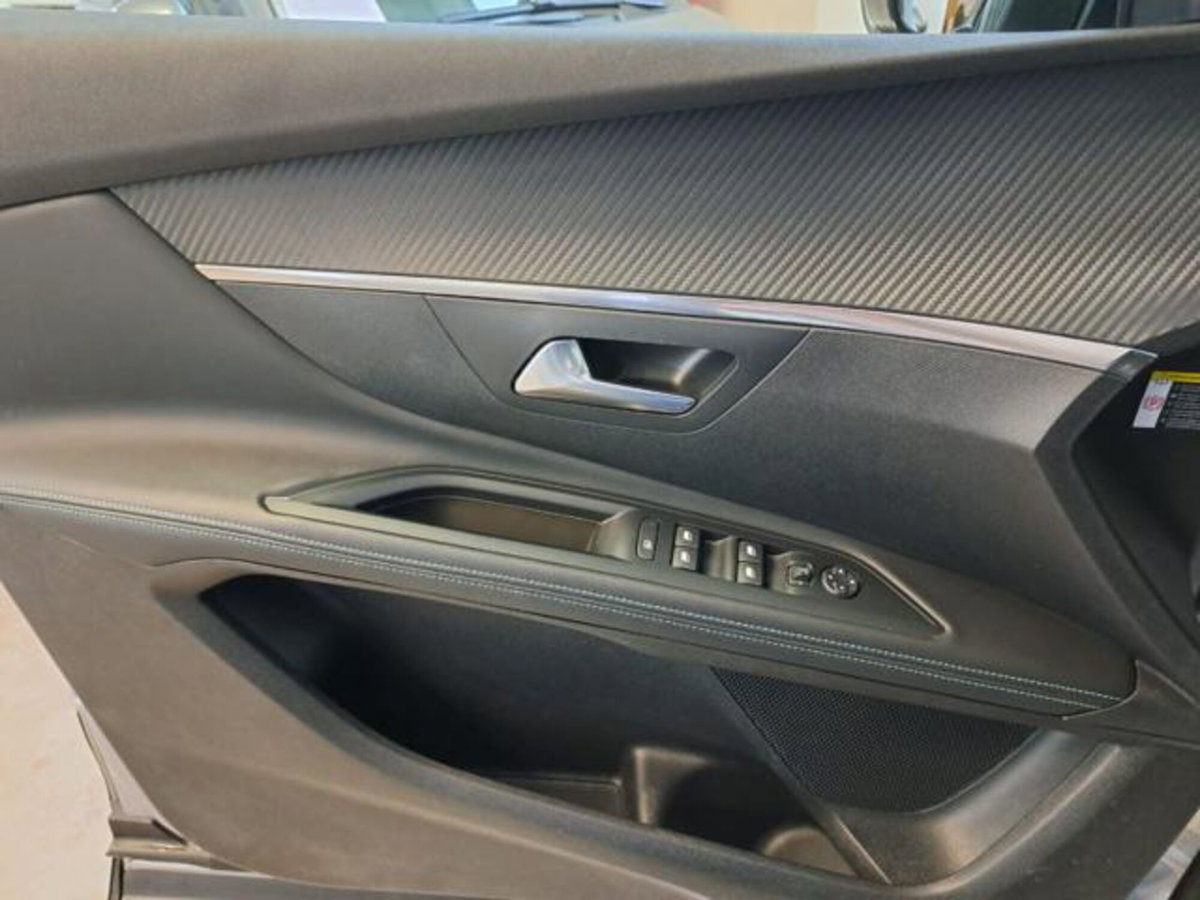 Peugeot 5008 PureTech Turbo 130 S&S Allure (11)