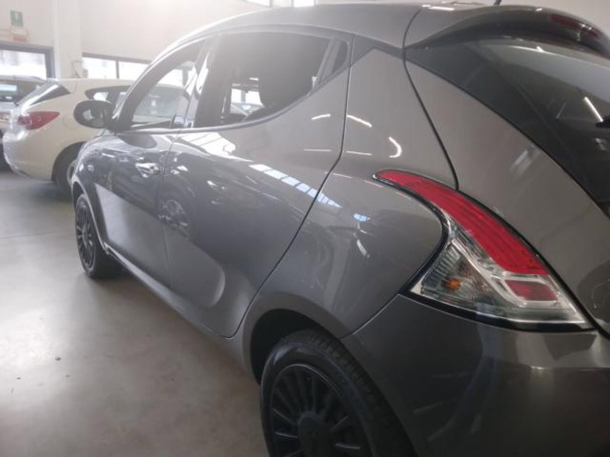 Lancia Ypsilon 1.0 FireFly 5 porte S&S Hybrid Ecochic Silver (4)