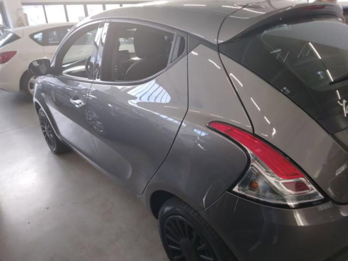 Lancia Ypsilon 1.0 FireFly 5 porte S&S Hybrid Ecochic Silver (5)