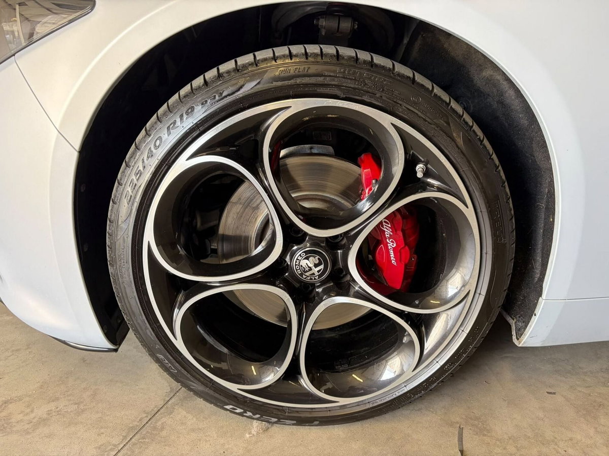 Alfa Romeo Giulia 2.2 Turbodiesel 210 CV AT8 AWD Q4 Estrema (10)