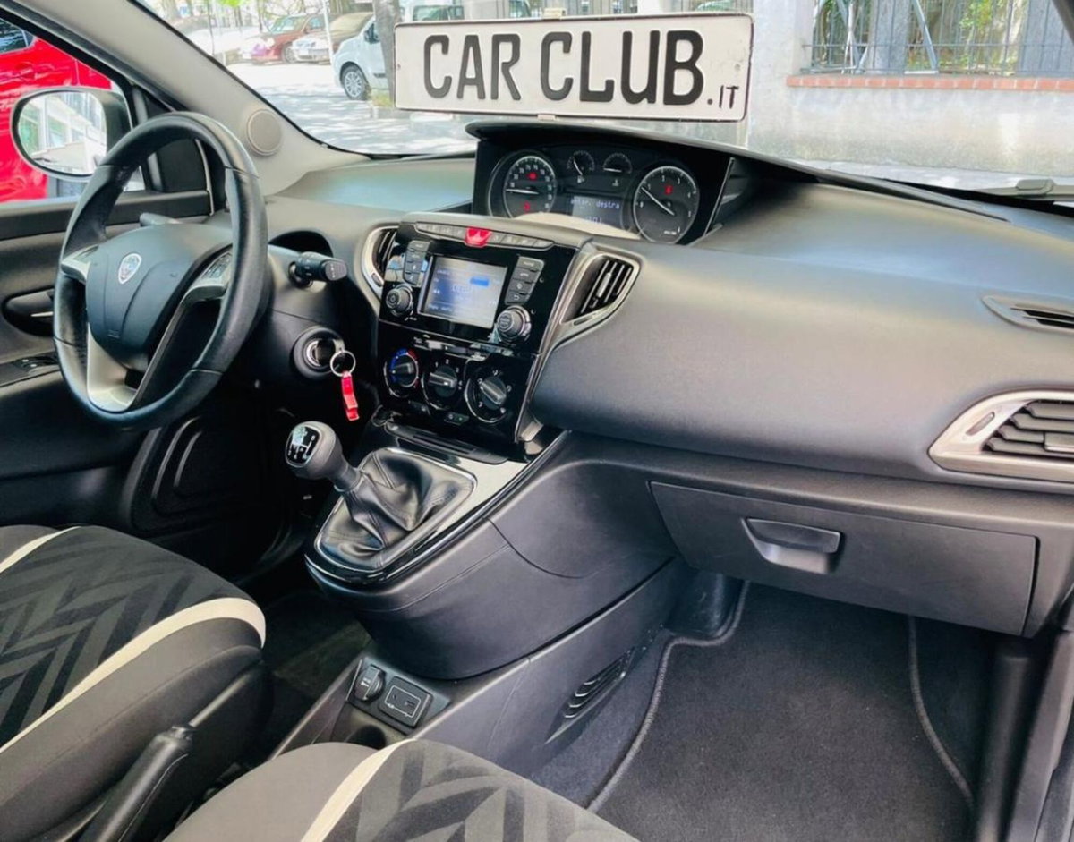 Lancia Ypsilon 1.2 69 CV 5 porte GPL Ecochic Gold (15)
