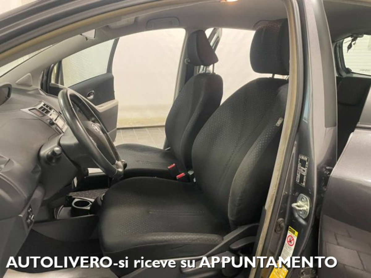 Toyota Yaris 1.0 5 porte Sol (9)