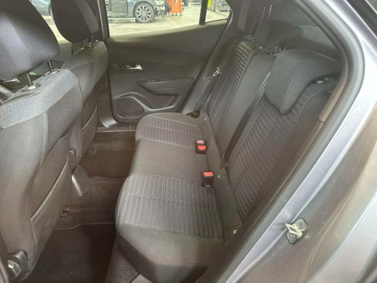Peugeot 2008 PureTech 100 S&S Allure (11)