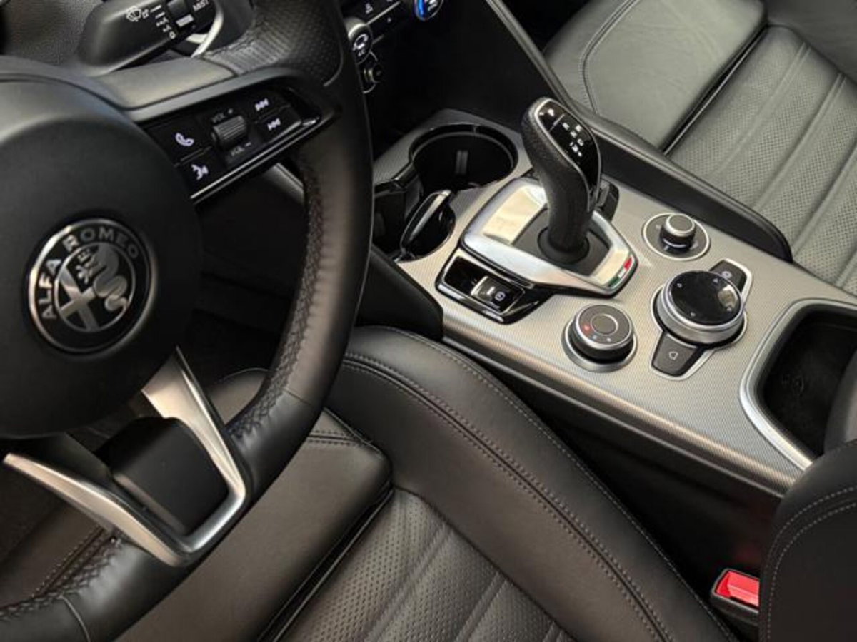 Alfa Romeo Giulia 2.0 Turbo 280 CV AT8 AWD Q4 Veloce (10)