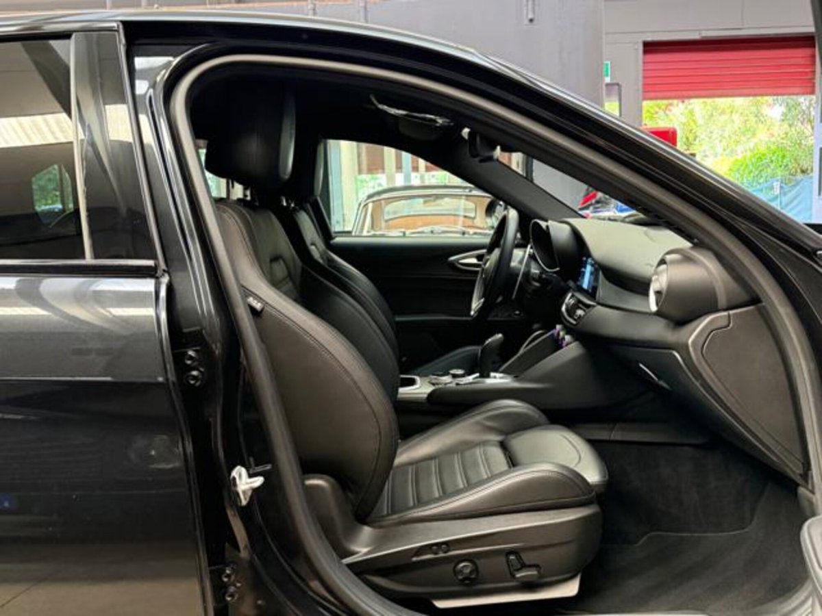 Alfa Romeo Giulia 2.0 Turbo 280 CV AT8 AWD Q4 Veloce (12)