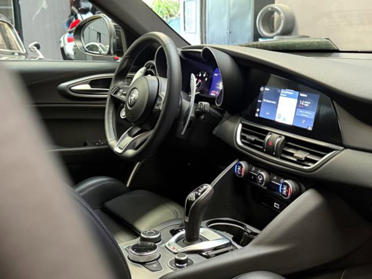 Alfa Romeo Giulia 2.0 Turbo 280 CV AT8 AWD Q4 Veloce (13)