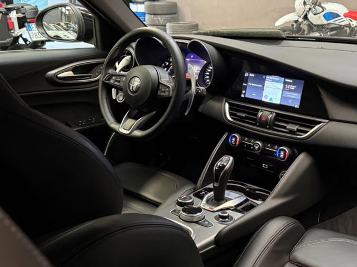 Alfa Romeo Giulia 2.0 Turbo 280 CV AT8 AWD Q4 Veloce (14)