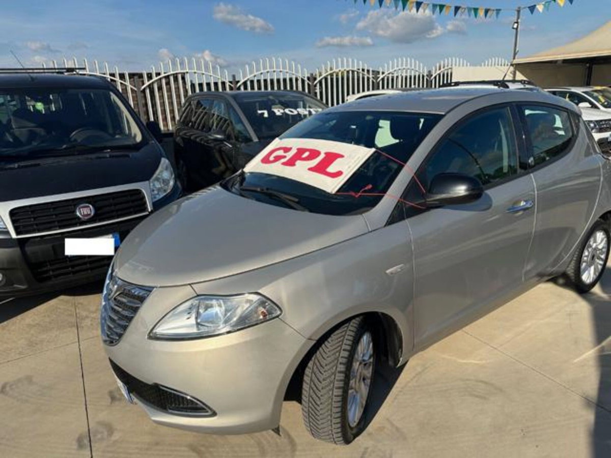 Lancia Ypsilon 1.2 69 CV 5 porte GPL Ecochic Gold (2)
