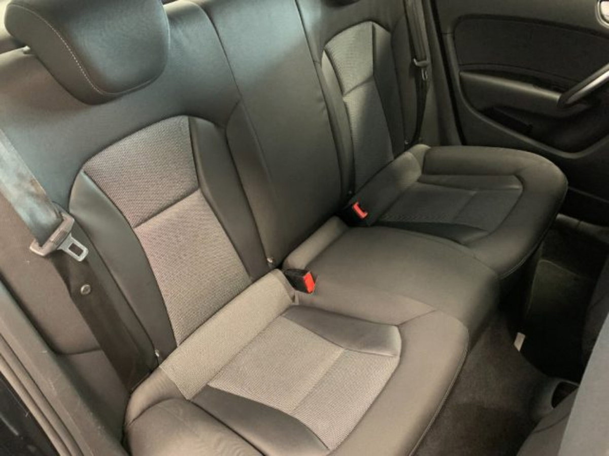 Audi A1 Sportback 1.6 TDI 105 CV Ambition (14)
