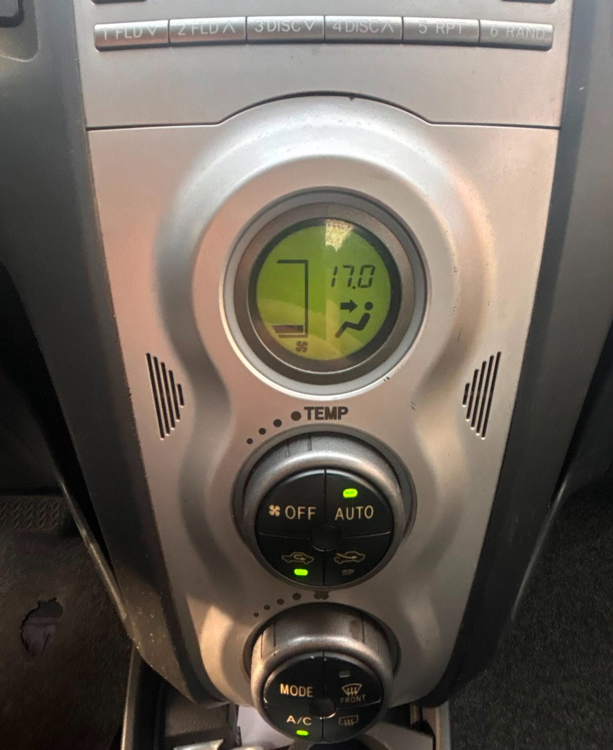 Toyota Yaris 1.D-4D 3 porte Sol (15)