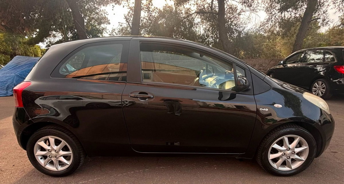 Toyota Yaris 1.D-4D 3 porte Sol (2)
