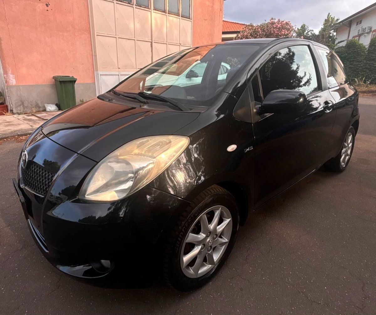 Toyota Yaris 1.D-4D 3 porte Sol (7)