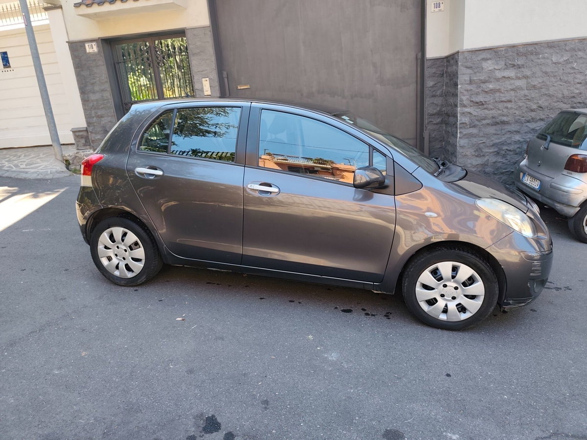 Toyota Yaris 1.D-4D DPF 5 porte Now (3)
