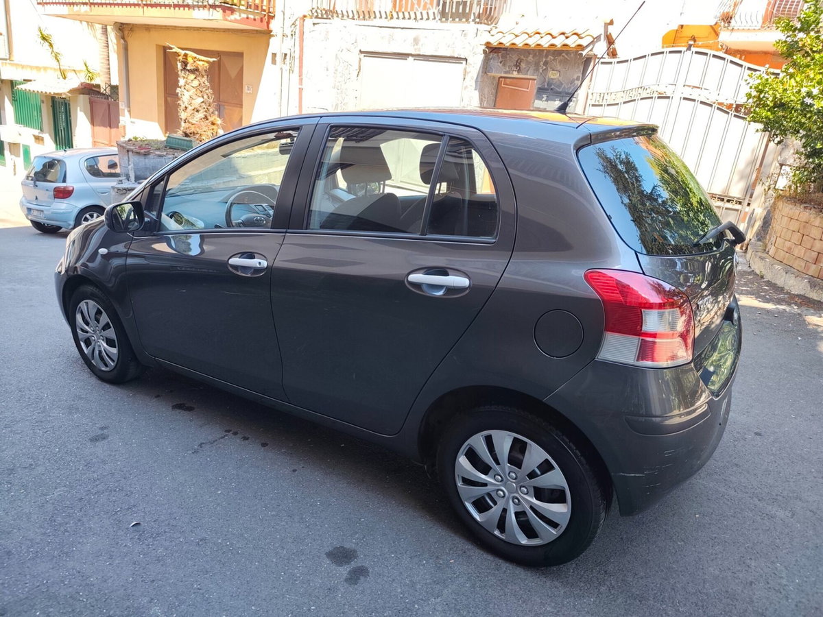 Toyota Yaris 1.D-4D DPF 5 porte Now (5)