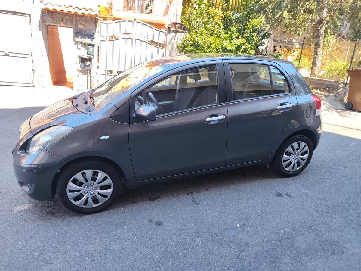 Toyota Yaris 1.D-4D DPF 5 porte Now (6)