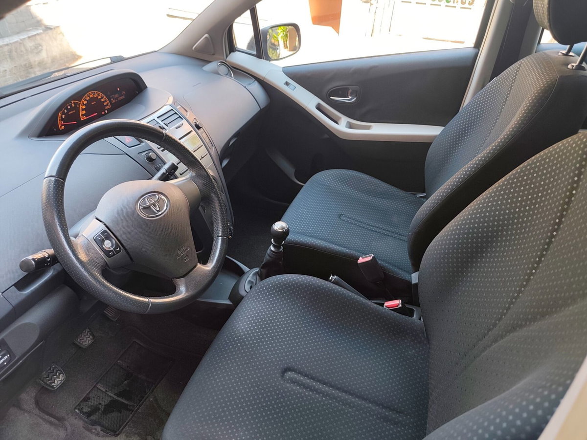 Toyota Yaris 1.D-4D DPF 5 porte Now (8)