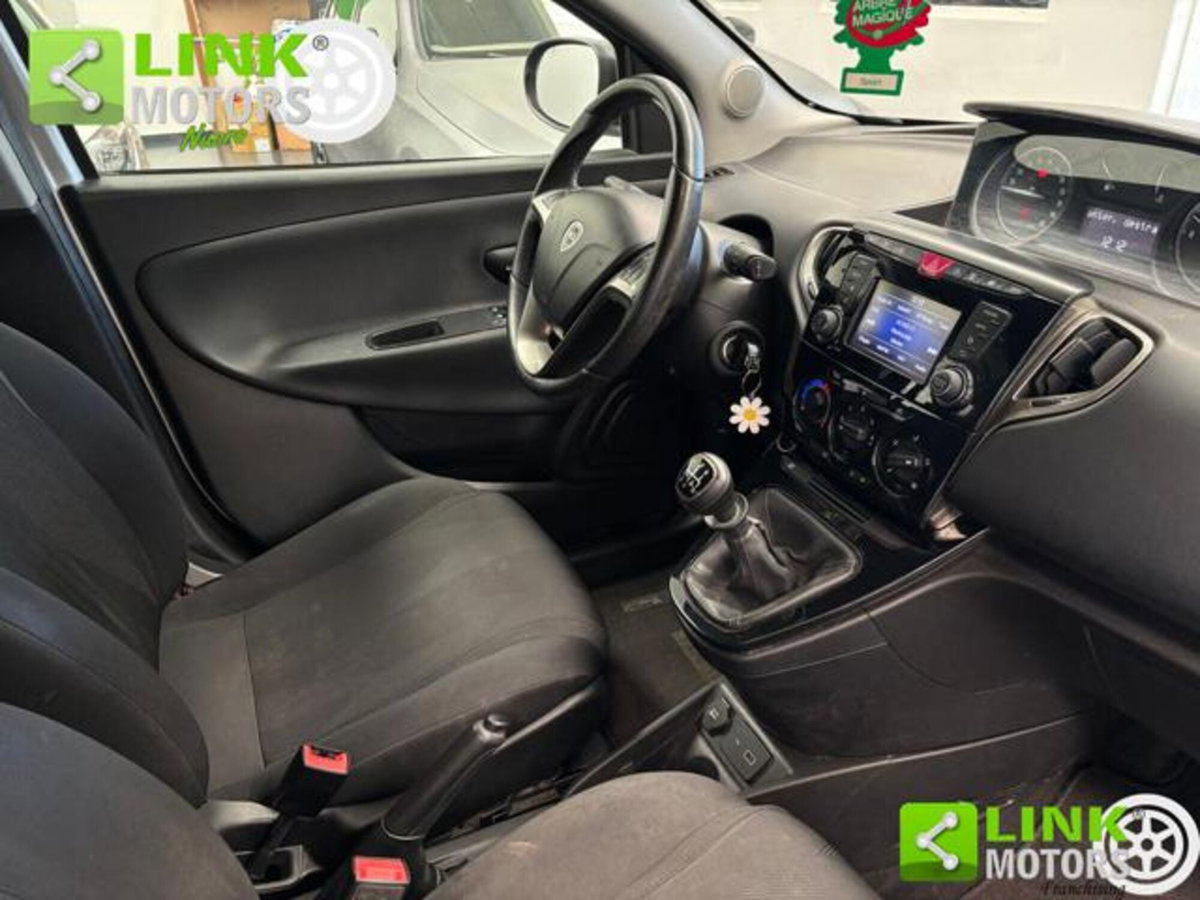 Lancia Ypsilon 1.2 69 CV 5 porte Platinum (20)