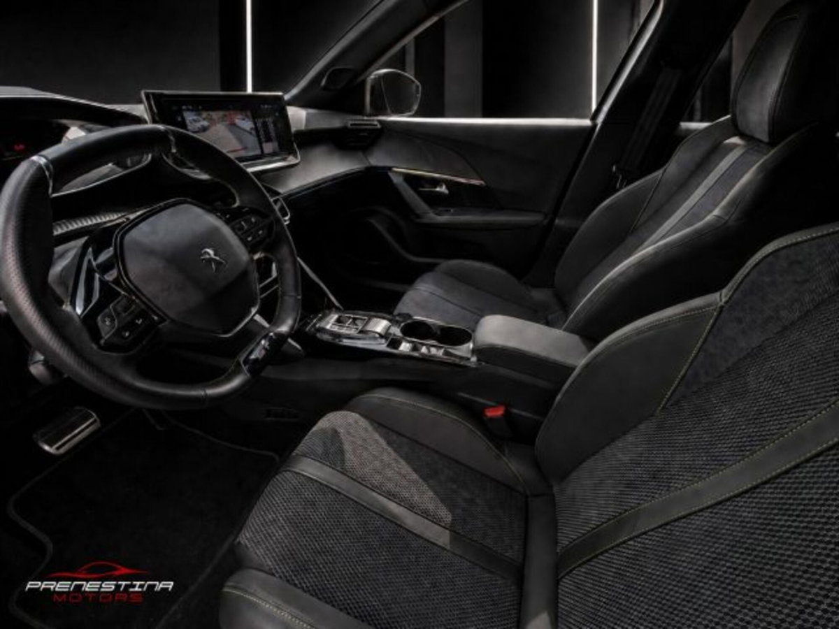 Peugeot 2008 motore elettrico 136 CV GT Pack (6)