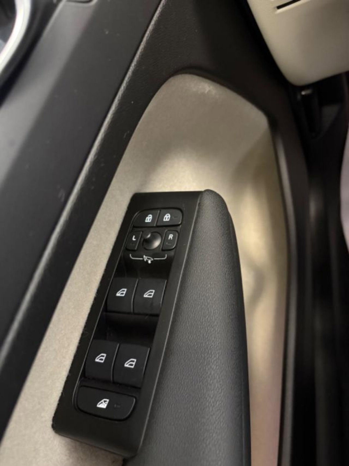Volvo XC40 T4 Recharge Plug-in Hybrid Inscription (11)
