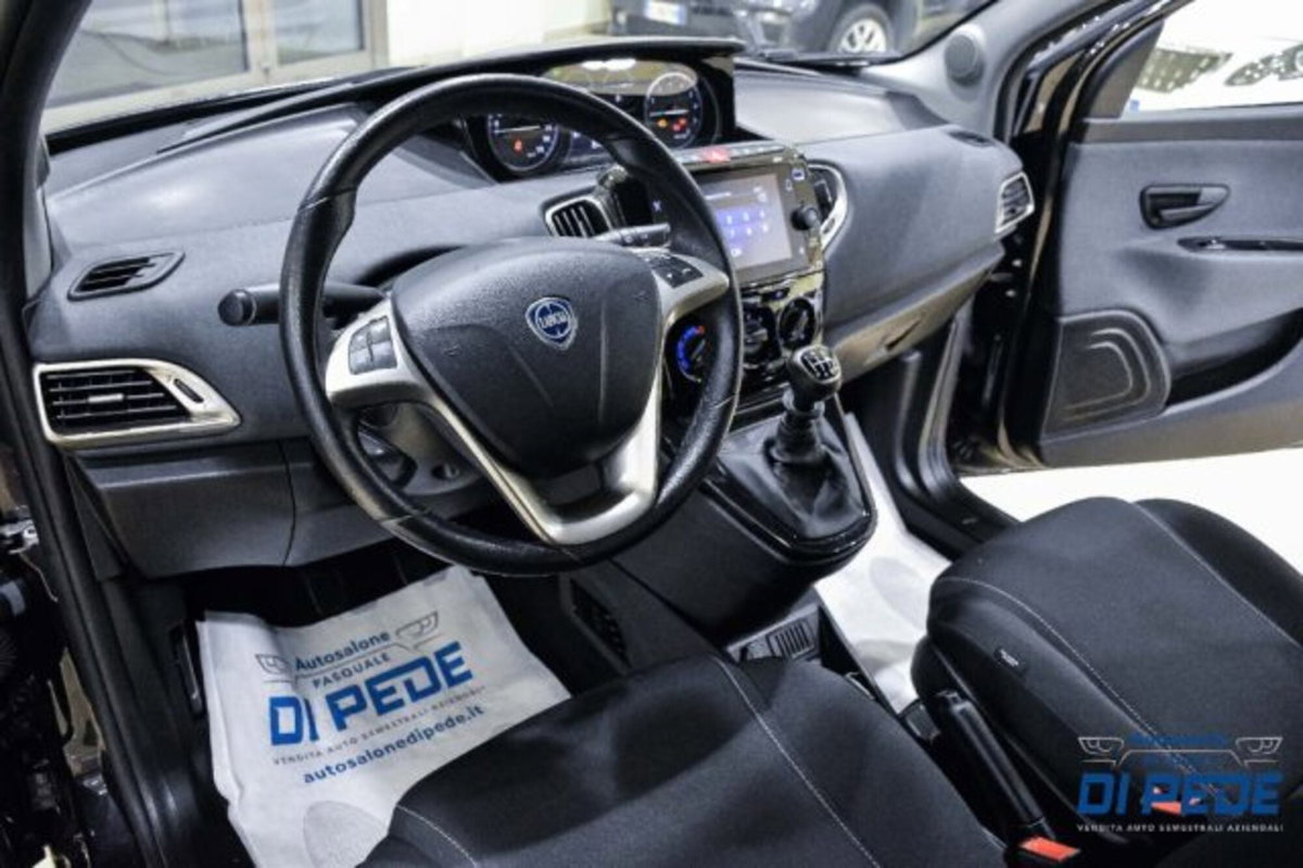 Lancia Ypsilon 1.0 FireFly 5 porte S&S Hybrid Gold Plus (17)