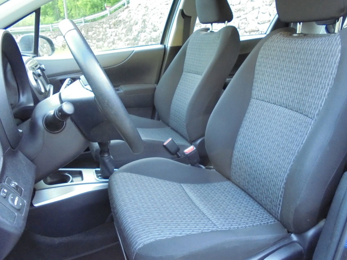 Toyota Yaris 1.0 5 porte Active (13)