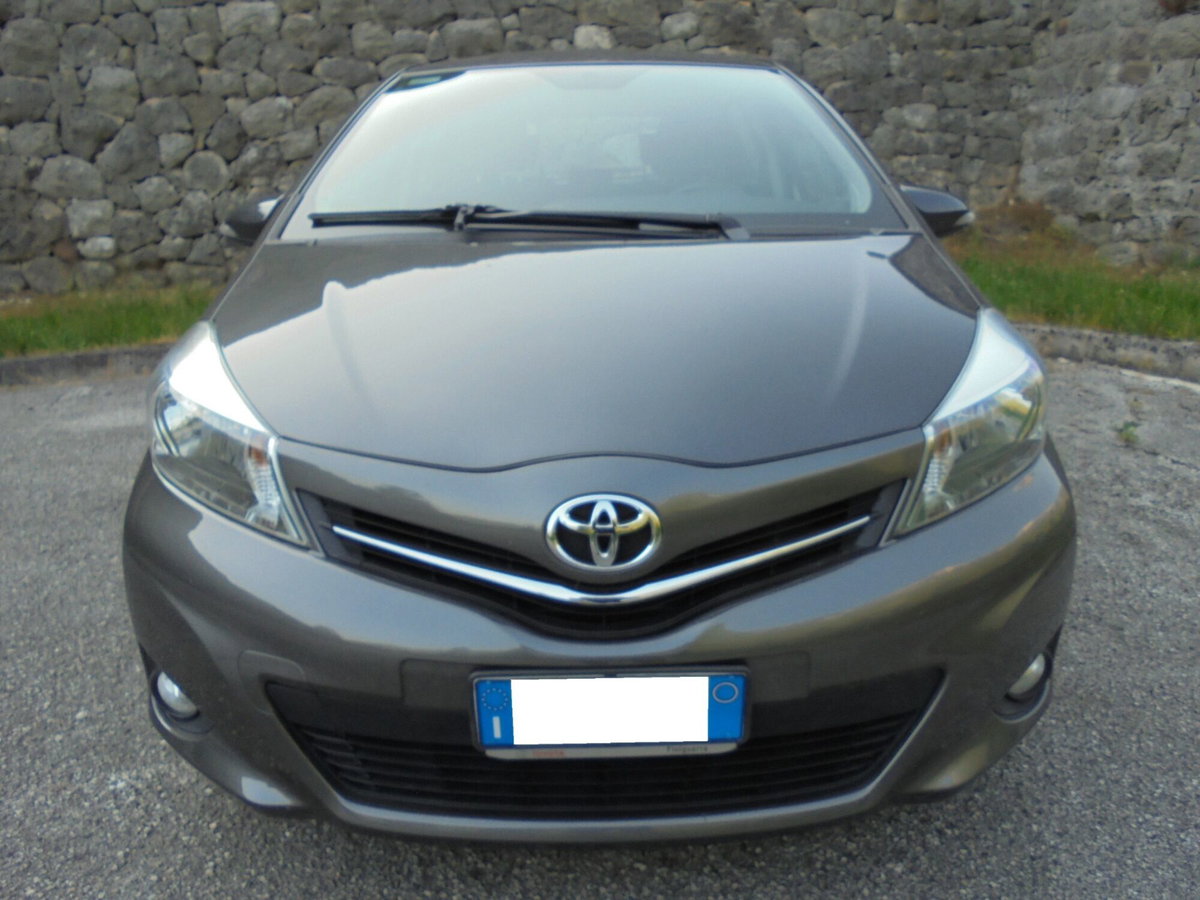 Toyota Yaris 1.0 5 porte Active (2)