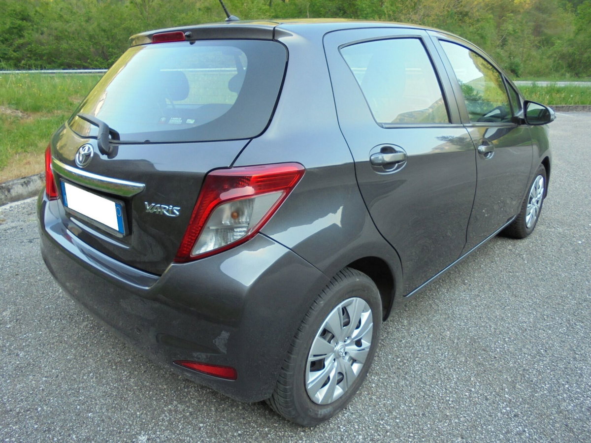 Toyota Yaris 1.0 5 porte Active (5)