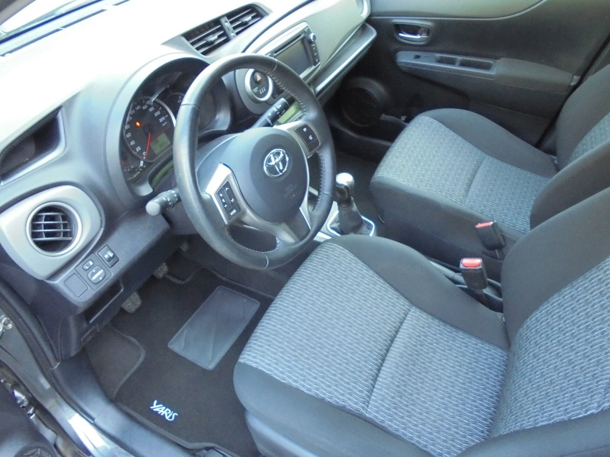 Toyota Yaris 1.0 5 porte Active (9)
