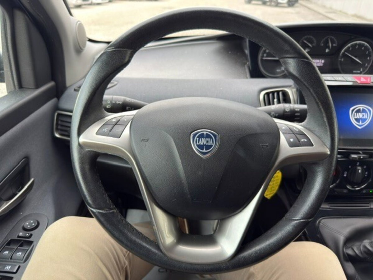 Lancia Ypsilon 1.0 FireFly 5 porte S&S Hybrid Ecochic Gold (14)