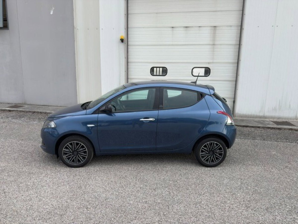 Lancia Ypsilon 1.0 FireFly 5 porte S&S Hybrid Ecochic Gold (2)