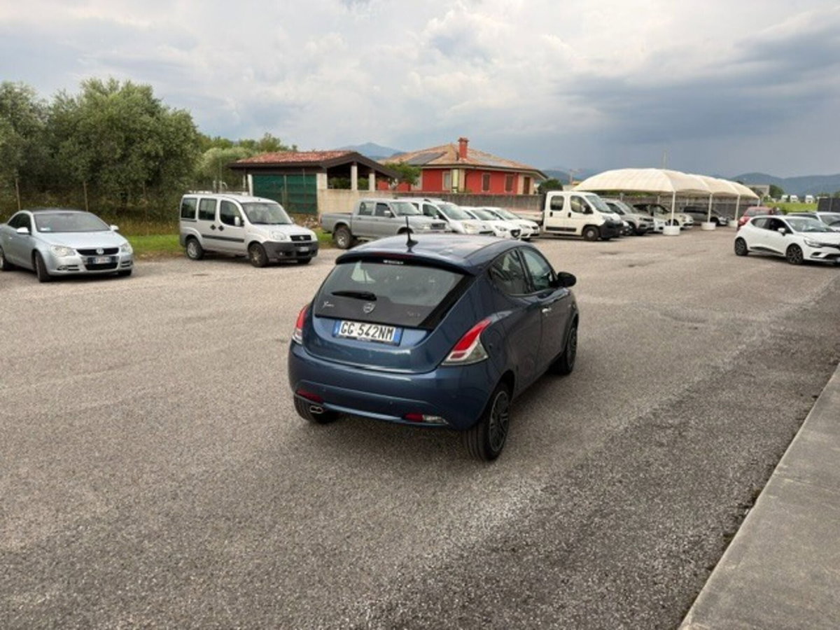 Lancia Ypsilon 1.0 FireFly 5 porte S&S Hybrid Ecochic Gold (4)