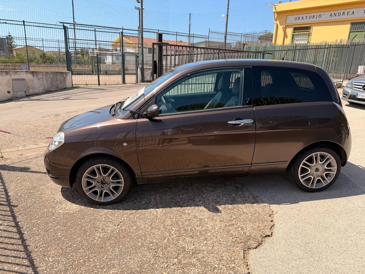 Lancia Ypsilon 1.3 MJT 75 CV Platino (2)