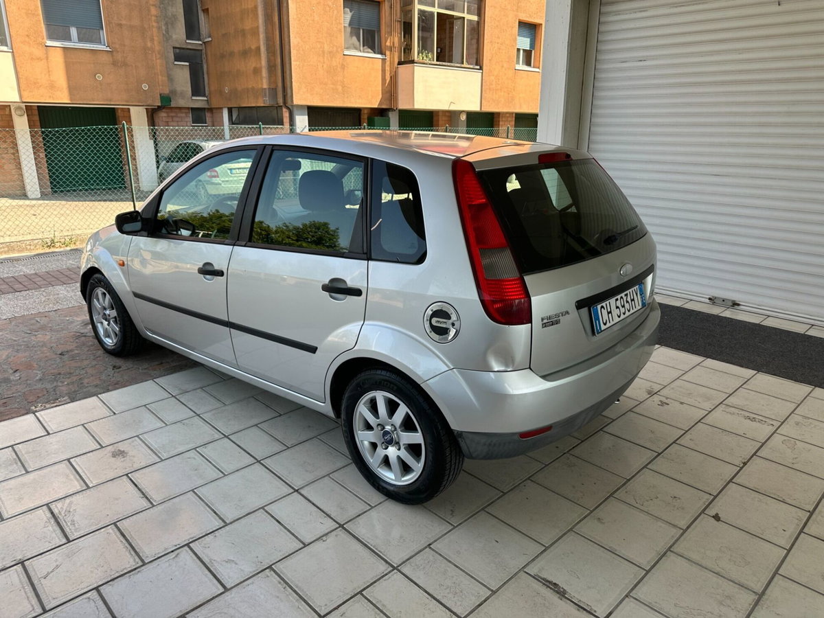 Ford Fiesta 1.2 16V 5p. Ambiente (11)