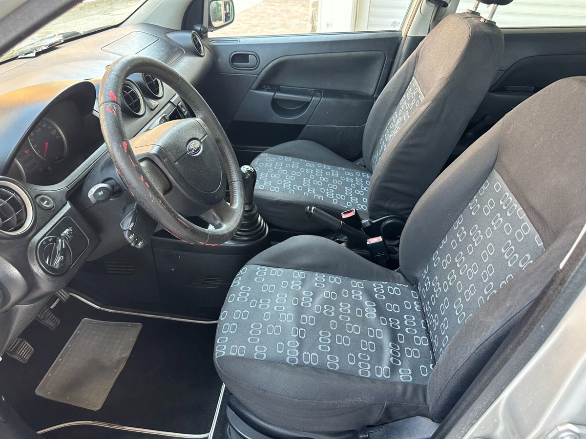 Ford Fiesta 1.2 16V 5p. Ambiente (14)