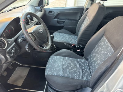Ford Fiesta 1.2 16V 5p. Ambiente (14)