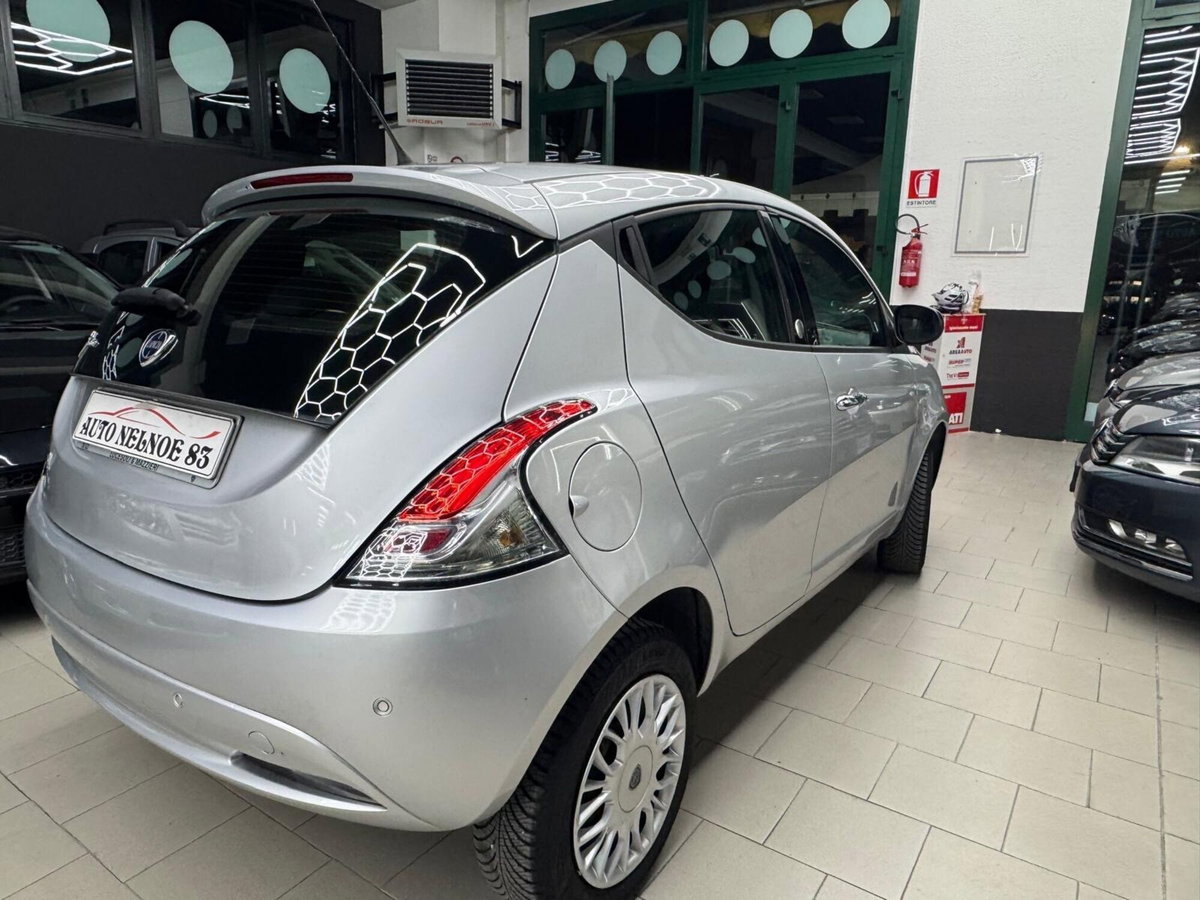 Lancia Ypsilon 0.9 TwinAir 85 CV 5 porte Metano Ecochic Platinum (5)