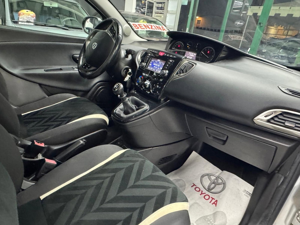 Lancia Ypsilon 0.9 TwinAir 85 CV 5 porte Metano Ecochic Platinum (6)