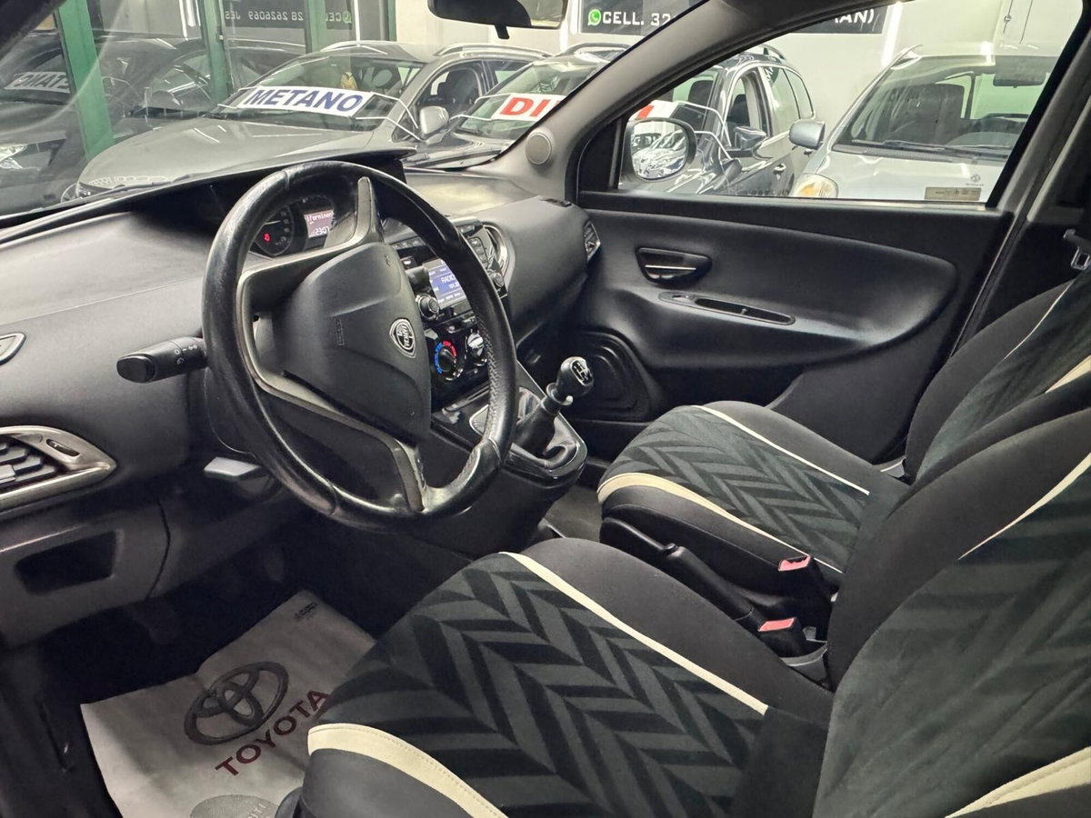 Lancia Ypsilon 0.9 TwinAir 85 CV 5 porte Metano Ecochic Platinum (7)