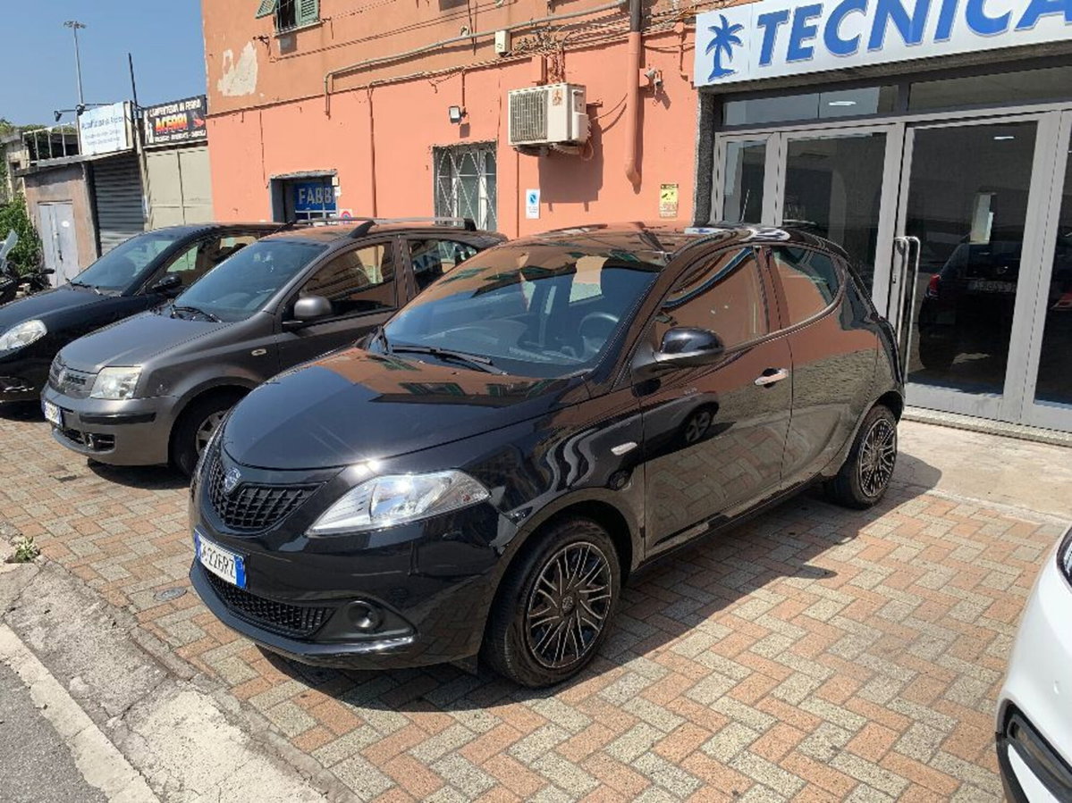 Lancia Ypsilon 1.0 FireFly 5 porte S&S Hybrid Ecochic Silver