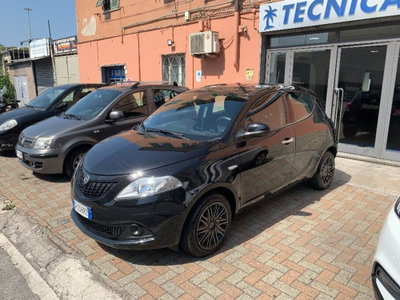 Lancia Ypsilon 1.0 FireFly 5 porte S&S Hybrid Ecochic Silver usata