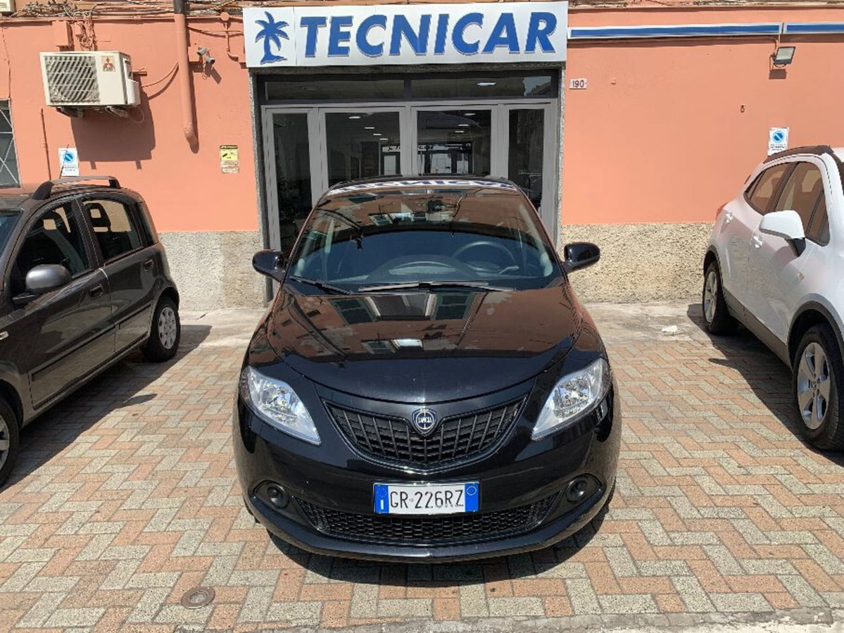 Lancia Ypsilon 1.0 FireFly 5 porte S&S Hybrid Ecochic Silver (2)