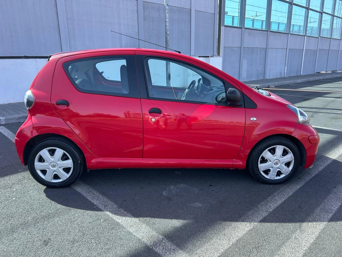 Toyota Aygo 1.0 12V VVT-i 5 porte (4)