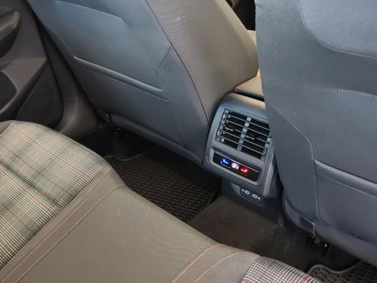 Volkswagen Golf 2.0 TSI GTI DSG (14)
