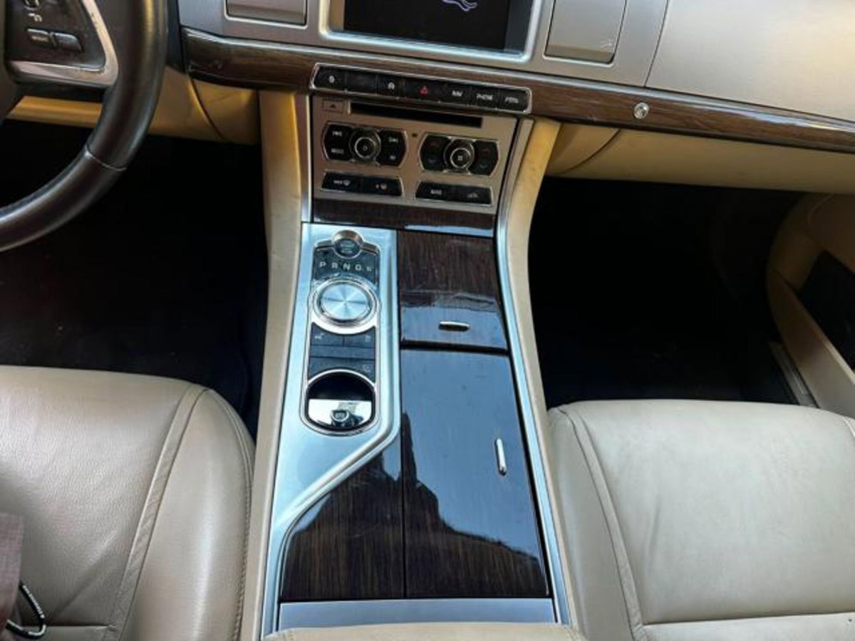 Jaguar XF 2.2 D 190 CV (15)