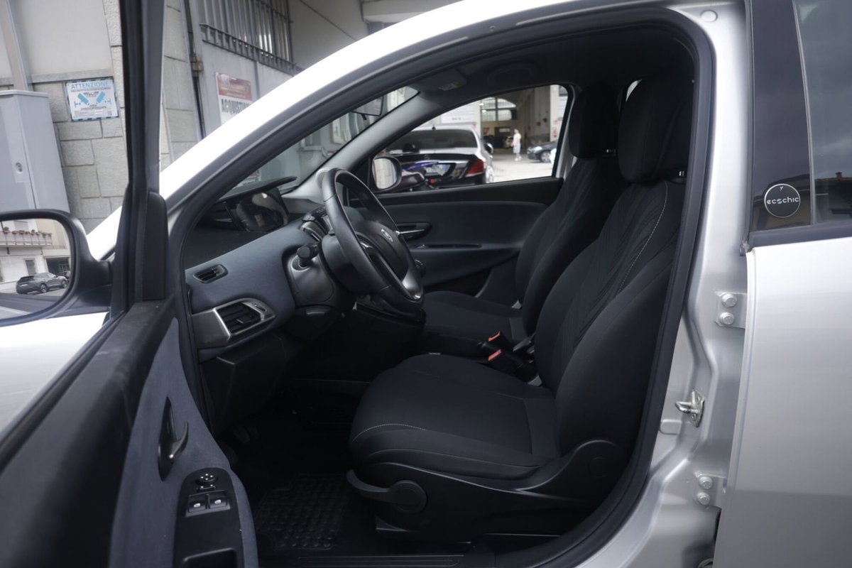 Lancia Ypsilon 1.0 FireFly 5 porte S&S Hybrid Gold Plus (17)