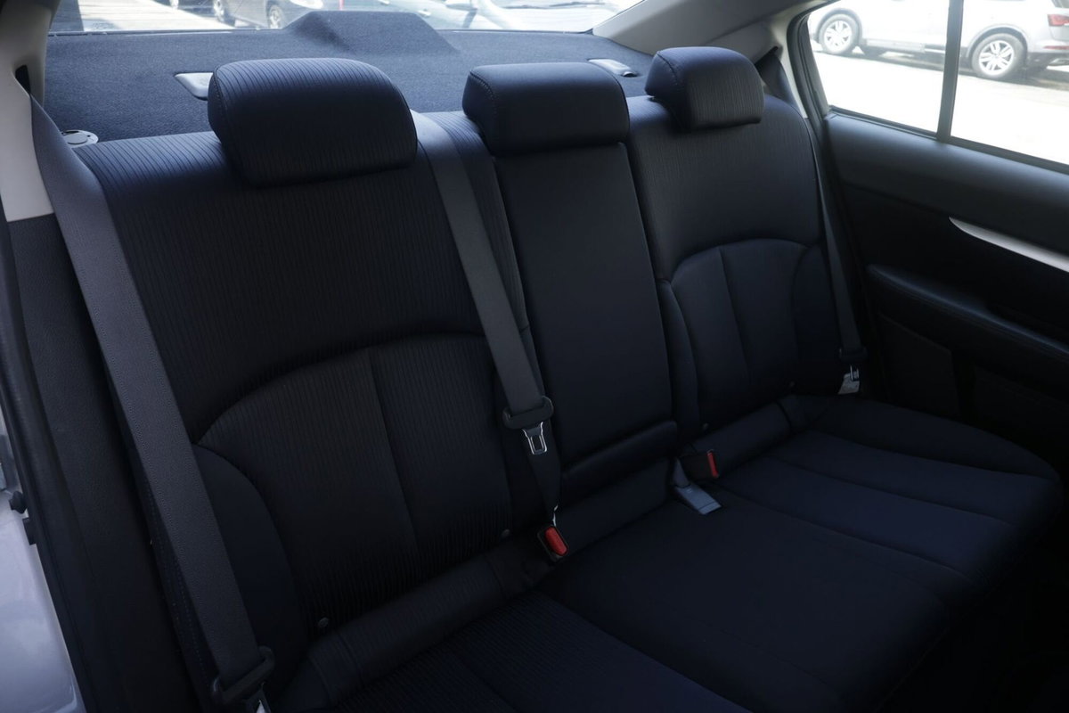 Subaru Legacy 2.0D Comfort (12)