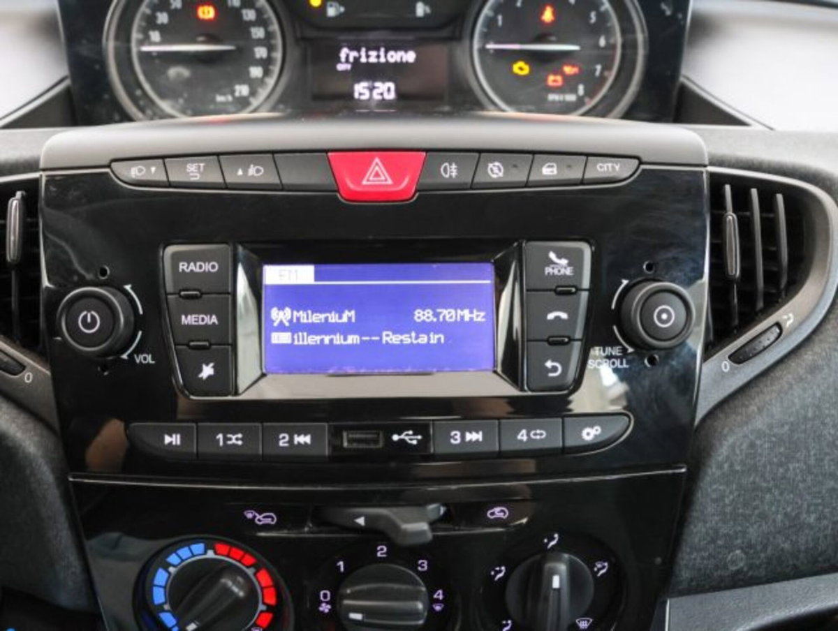 Lancia Ypsilon 1.0 FireFly 5 porte S&S Hybrid Ecochic Silver (16)
